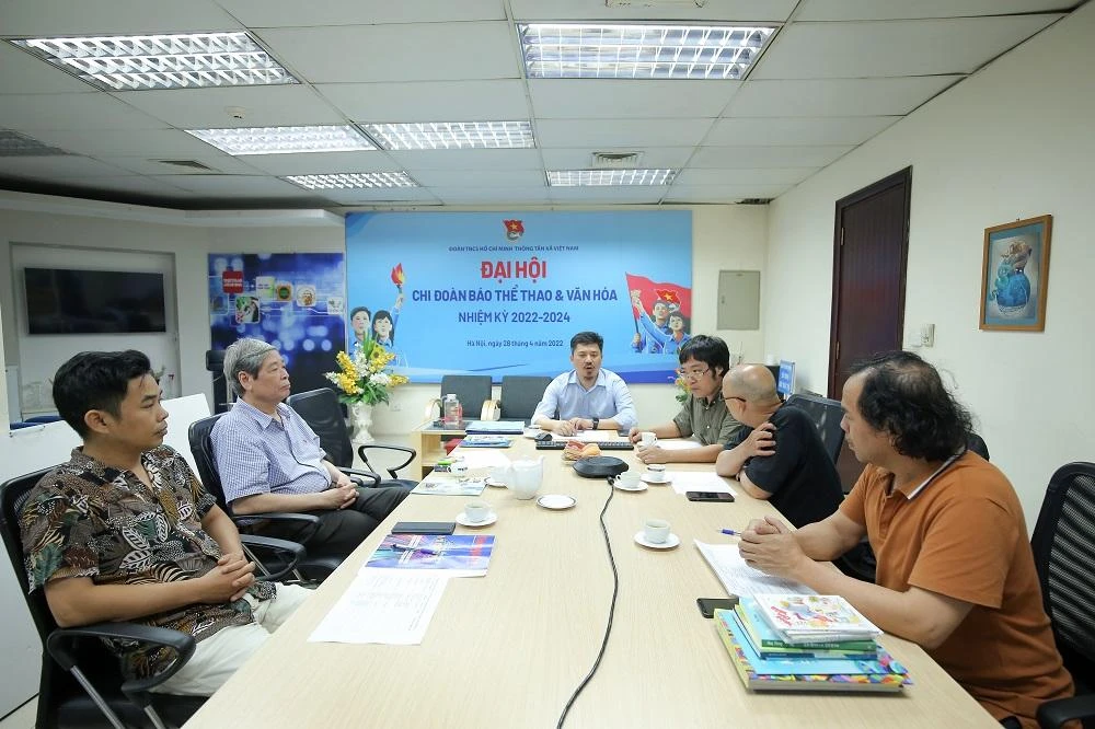 Ban tổ chức và Hội đồng giám khảo trong một cuộc họp. Ảnh: VT