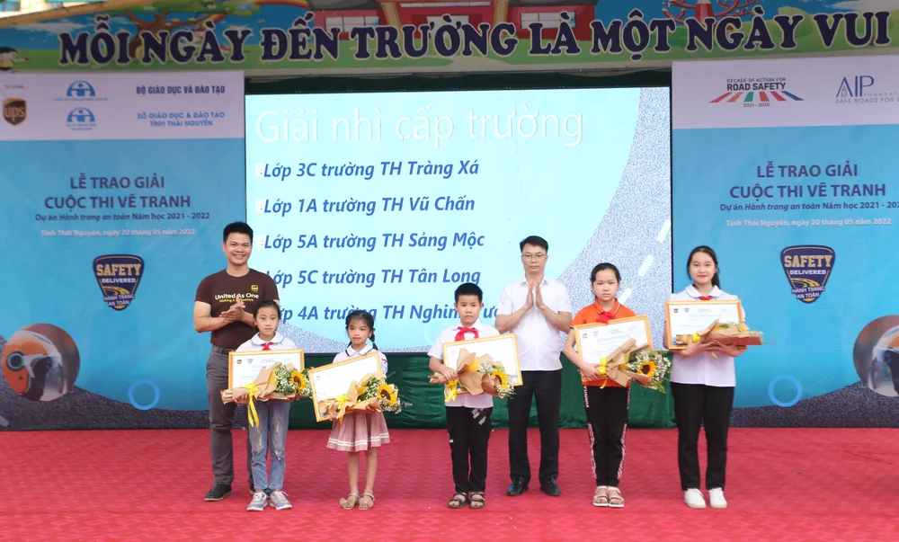 Ông Phạm Công Huấn - Chánh VP Ban ATGT trao giải tại sự kiện. .Ảnh: VT