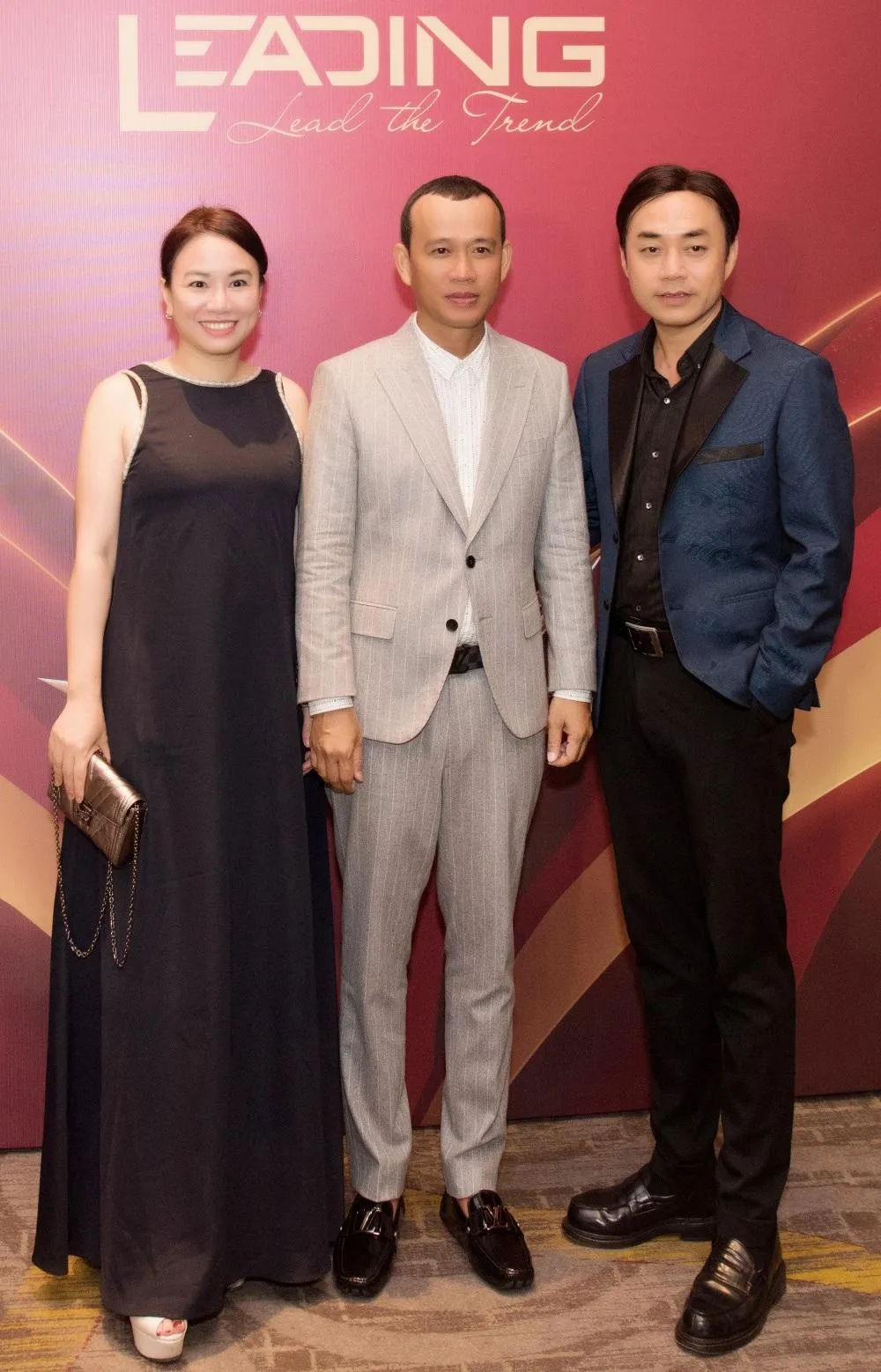 Bà Vũ Thị Hoa, CEO Leading Stars, đơn vị cử Đoàn Hồng Trang đại diện dự thi (trái) và ông Phúc Nguyễn, COO Leading Stars - Ông Đỗ Kim Khánh. Bà Vũ Thị Hoa, CEO Leading Stars, đơn vị cử Đoàn Hồng Trang đại diện dự thi (trái) và ông Phúc Nguyễn, COO Leading Stars - Ông Đỗ Kim Khánh.