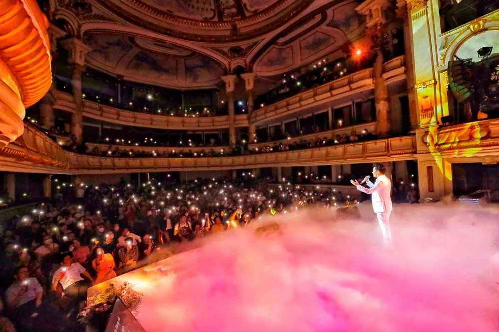 Rất đông khán giả đã có mặt tại Nhà hát Lớn Hà Nội. Ảnh: Tiến Duy Lương