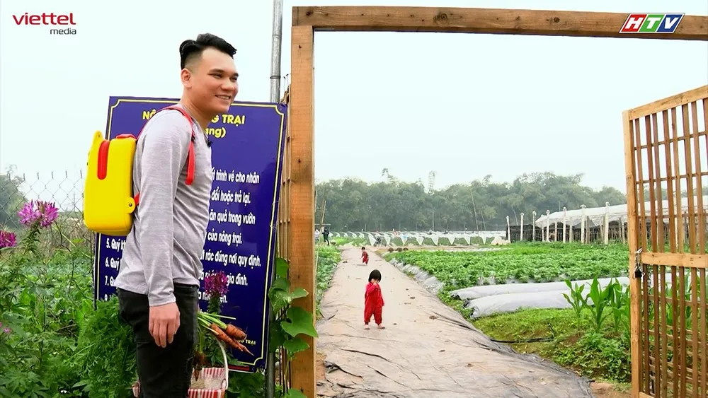 Khắc Việt vào vai “hướng dẫn viên du lịch” khi đưa con thăm vườn dâu. Ảnh: TV