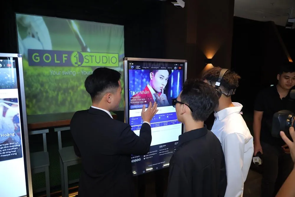 Người xem trải nghiệm nền tảng VAB. Ảnh: VT Người xem trải nghiệm nền tảng VAB. Ảnh: VT