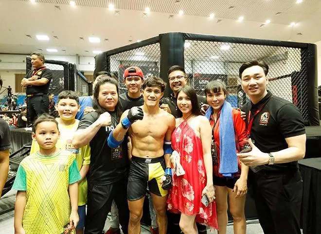 Nguyễn Trần Duy Nhất cùng người thân ăn mừng sau chiến. Ảnh: DUY TIẾN. Nguyễn Trần Duy Nhất cùng người thân ăn mừng sau chiến. Ảnh: DUY TIẾN.