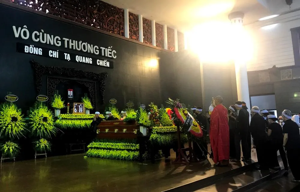 Người thân, bạn bè đưa tiễn cụ về nơi an nghỉ cuối cùng.