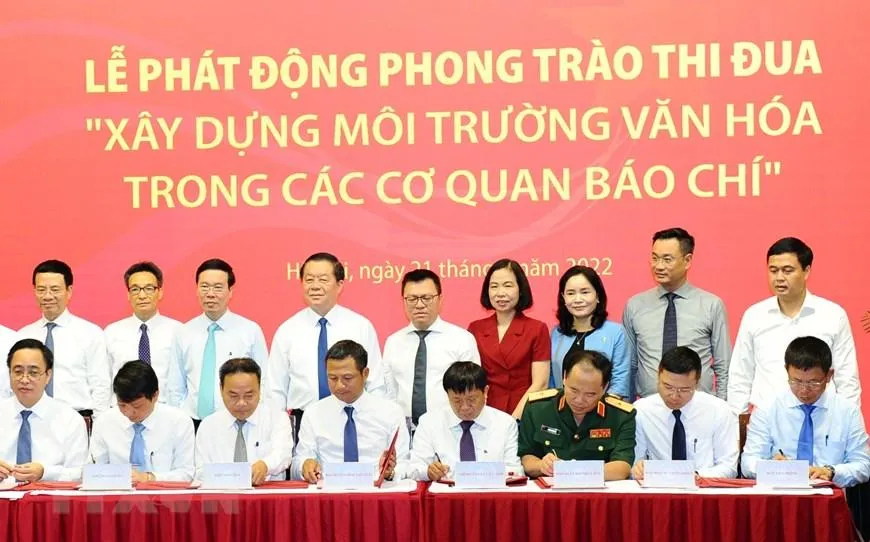 Đại diện các cơ quan báo chí ký cam kết thực hiện phong trào thi đua xây dựng môi trường văn hóa trong các cơ quan báo chí. Ảnh: TTXVN