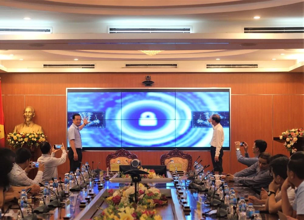 Đại diện lãnh đạo Bộ TT&amp;TT và VCCI thực hiện nghi thức phát động giải thưởng "Sản phẩm công nghệ số Make in Viet Nam" năm 2022. Ảnh: VT