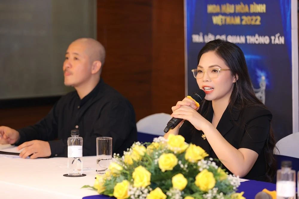 Bà Nguyễn Thị Thanh Thùy (nghệ danh Thùy Dương), Giám đốc Công ty Minh Khang trả lời câu hỏi báo chí. Ảnh: HÒA NGUYỄN