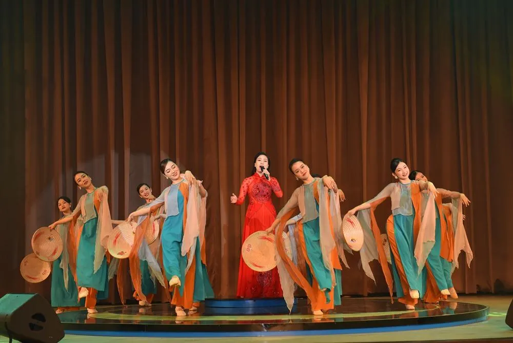 Ca sĩ Huyền Trang Sao Mai biểu diễn tại lễ ra mắt dự án âm nhạc của mình. Ảnh: VT Ca sĩ Huyền Trang Sao Mai biểu diễn tại lễ ra mắt dự án âm nhạc của mình. Ảnh: VT