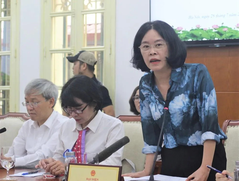Bà Nghiêm Thị Thanh Nguyệt, Phó vụ trưởng Vụ Thi đua khen thưởng trả lời câu hỏi báo chí. Ảnh: VT