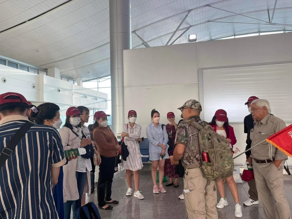 Đoàn du lịch châu Âu khởi hành ngày 28-7 của công ty Pan American Travel. Ảnh: NG.V. THỎA
