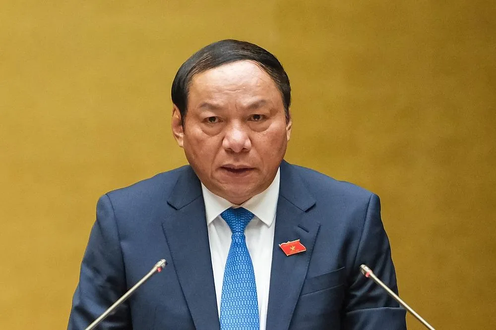 Bộ trưởng Nguyễn Văn Hùng trả lời tại phiên chất vấn. Ảnh: TN