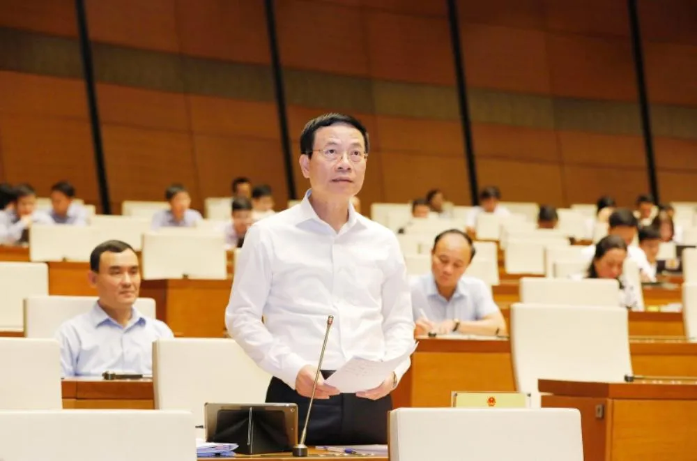 Bộ trưởng Bộ TT&amp;TT Nguyễn Mạnh Hùng tham gia giải trình tại phiên chất vấn và trả lời chất vấn. Ảnh: HỒ LONG