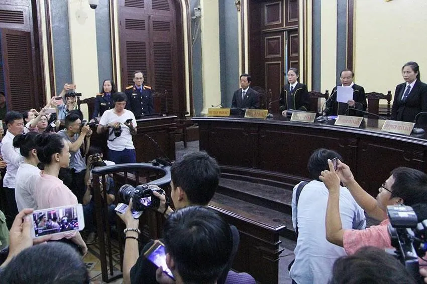 Phóng viên tác nghiệp tại một phiên tòa ở TAND TP.HCM. Ảnh: HOÀNG GIANG