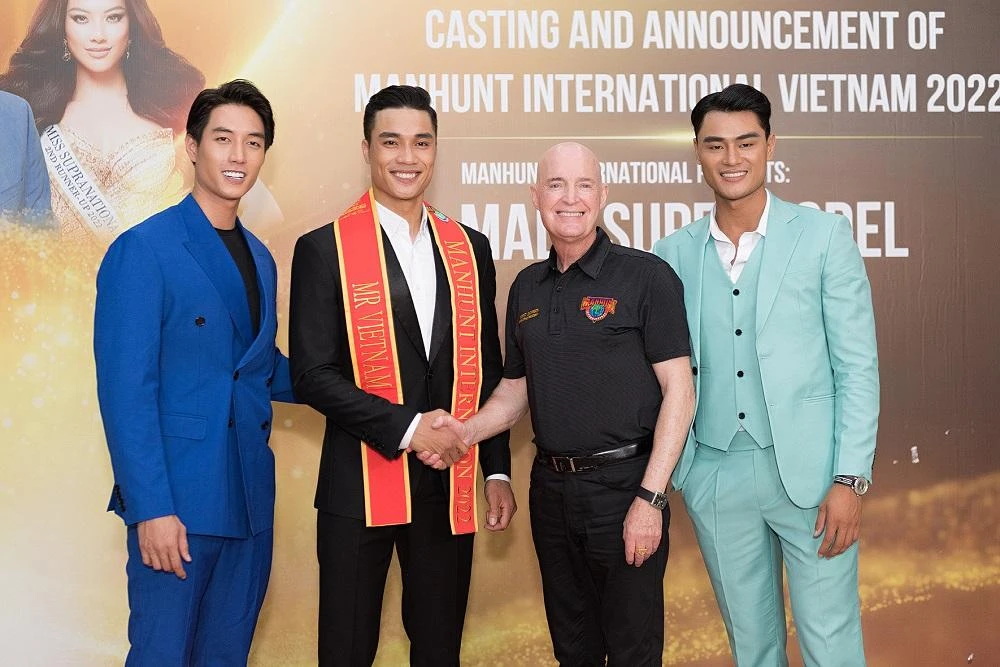 Chủ tịch Manhunt International –Mr. Rosko Dickinson và đại diện Việt Nam vừa được lựa chọn. Ảnh: PHÚ TRẦN- HUY TRẦN.
