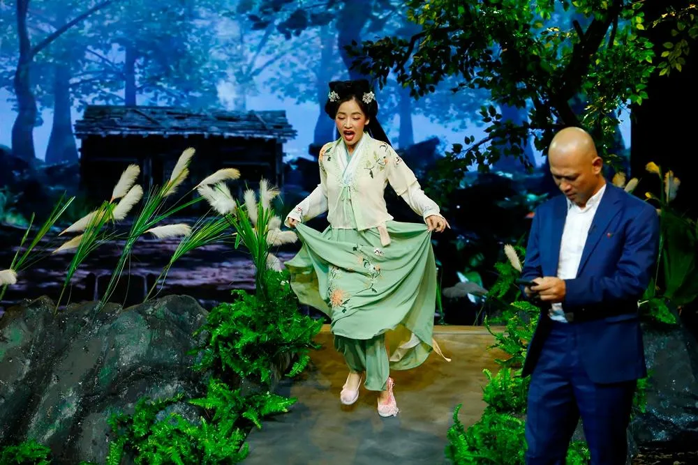 Puka (Cẩm Thơ) và BTV Long Vũ trong chương trình. Ảnh: VTV