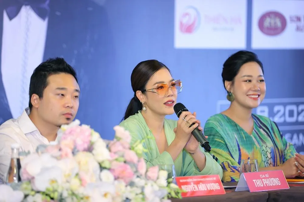 Ca sĩ Thu Phương trả lời câu hỏi của báo chí. Ảnh: HÒA NGUYỄN