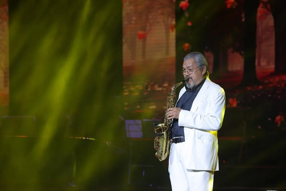 'Lạc tới dòng sông' qua sự thể hiện của ca sĩ Tuấn Hiệp và NSƯT Quyền Văn Minh. Ảnh: HÒA NGUYỄN 'Lạc tới dòng sông' qua sự thể hiện của ca sĩ Tuấn Hiệp và NSƯT Quyền Văn Minh. Ảnh: HÒA NGUYỄN