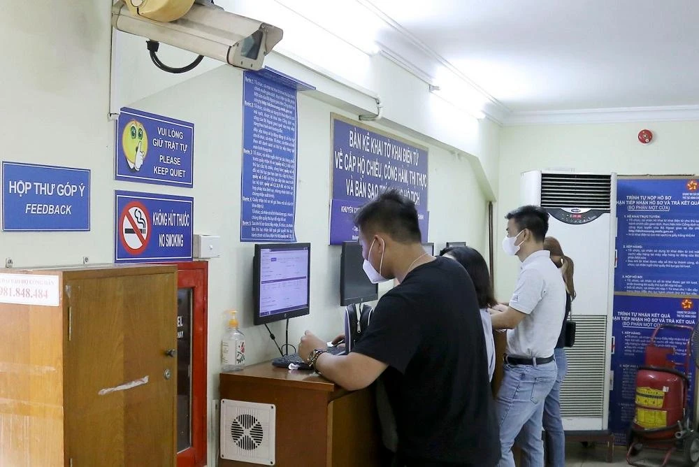 Người dân làm thủ tục tại Cục Lãnh sự. Ảnh: CLS Người dân làm thủ tục tại Cục Lãnh sự. Ảnh: CLS