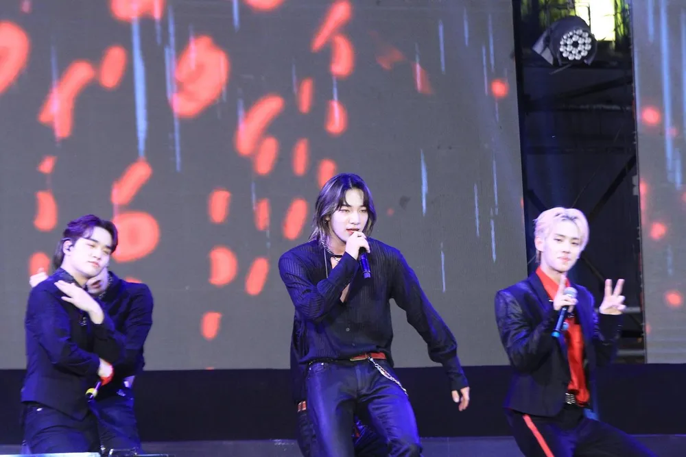 Phần biểu diễn của nhóm nhạc Hàn Quốc thu hút sự quan tâm của khán giả Việt.