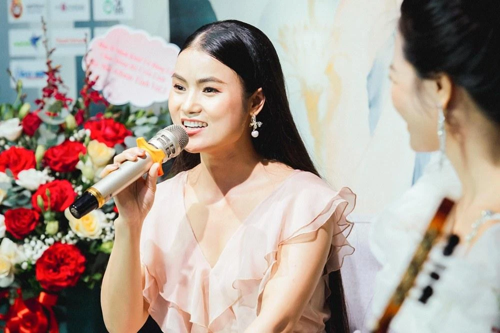 Hà Uyển Linh tại buổi ra mắt.