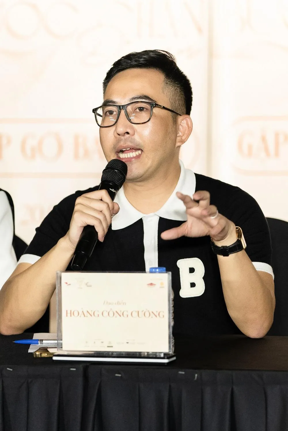 Đạo diễn Hoàng Công Cường chia sẻ với báo chí. Ảnh: HÒA NGUYỄN Đạo diễn Hoàng Công Cường chia sẻ với báo chí. Ảnh: HÒA NGUYỄN
