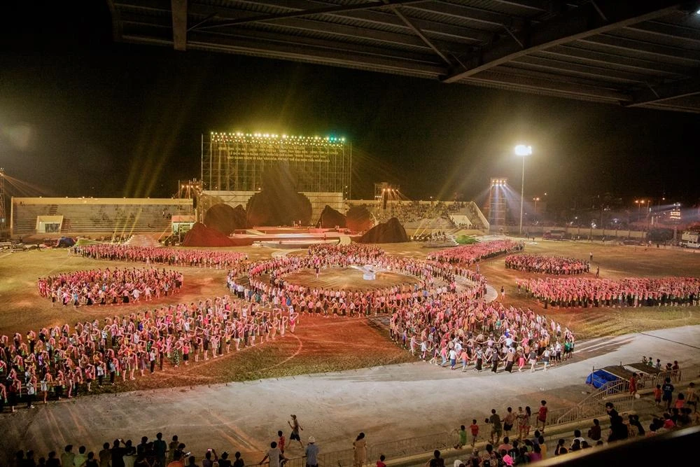 Bà con dân tộc Thái chuẩn bị miệt mài cho màn Đại Xòe ấn tượng. Ảnh: VT