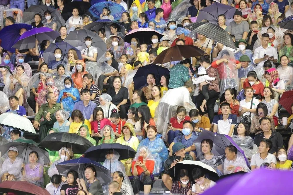 Rất nhiều người dân đội mưa để theo dõi chương trình