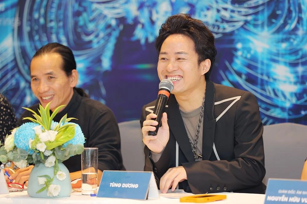 Ca sĩ Tùng Dương trả lời câu hỏi của báo chí. Ảnh: HÒA NGUYỄN