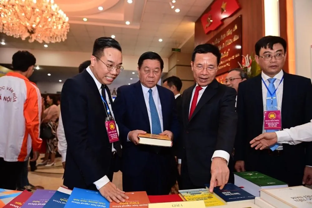 Dự lễ trao giải có Trưởng ban Tuyên giáo Trung ương Nguyễn Trọng Nghĩa và Phó Thủ tướng Chính phủ Vũ Đức Đam; Bộ trưởng Bộ TT&amp;TT Nguyễn Mạnh Hùng. Ảnh: VT