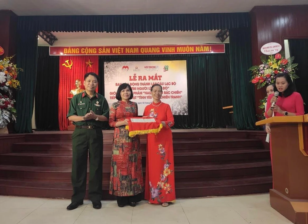 Bà Nguyễn Thị Dậu trao 17 thư của chồng là liệt sỹ Trần Mộng Ân hi sinh năm 1967 tại mặt trận phía Nam cho đại diện Bảo tàng Phụ nữ Việt Nam. Ảnh: BTC