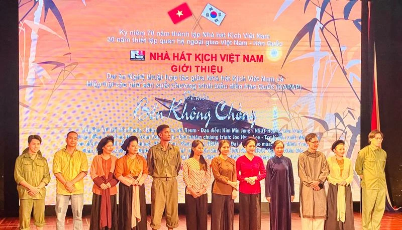 Các nghệ sĩ tham gia vở diễn 'Bến không chồng'. Ảnh: H.LÊ