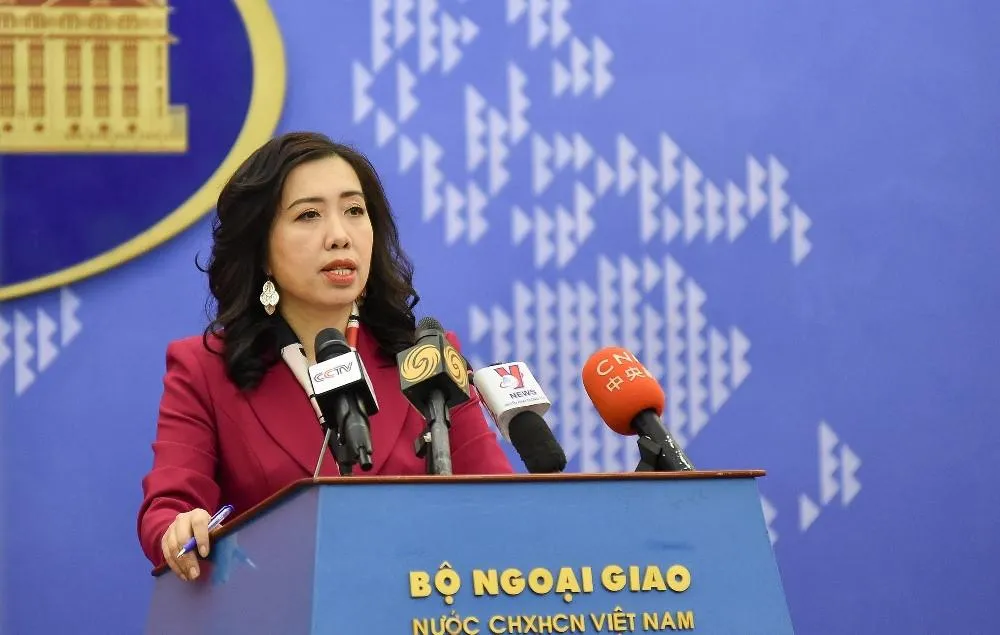 Người phát ngôn Bộ Ngoại giao tại cuộc họp báo. Ảnh: NGUYỄN HỒNG