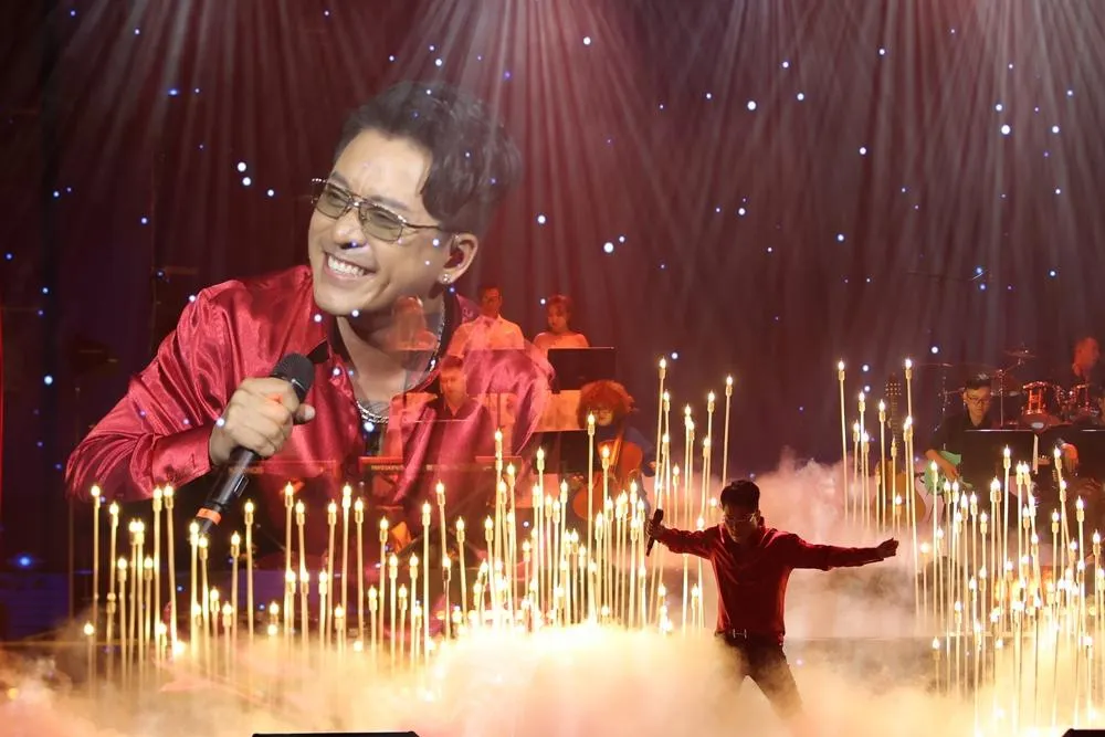 Ca sĩ Tuấn Hưng đã đưa chiếc Harley Davidson trong khi thể hiện ca khúc 'Đam mê'. Ảnh: QUỐC KHÁNH Ca sĩ Tuấn Hưng đã đưa chiếc Harley Davidson trong khi thể hiện ca khúc 'Đam mê'. Ảnh: QUỐC KHÁNH