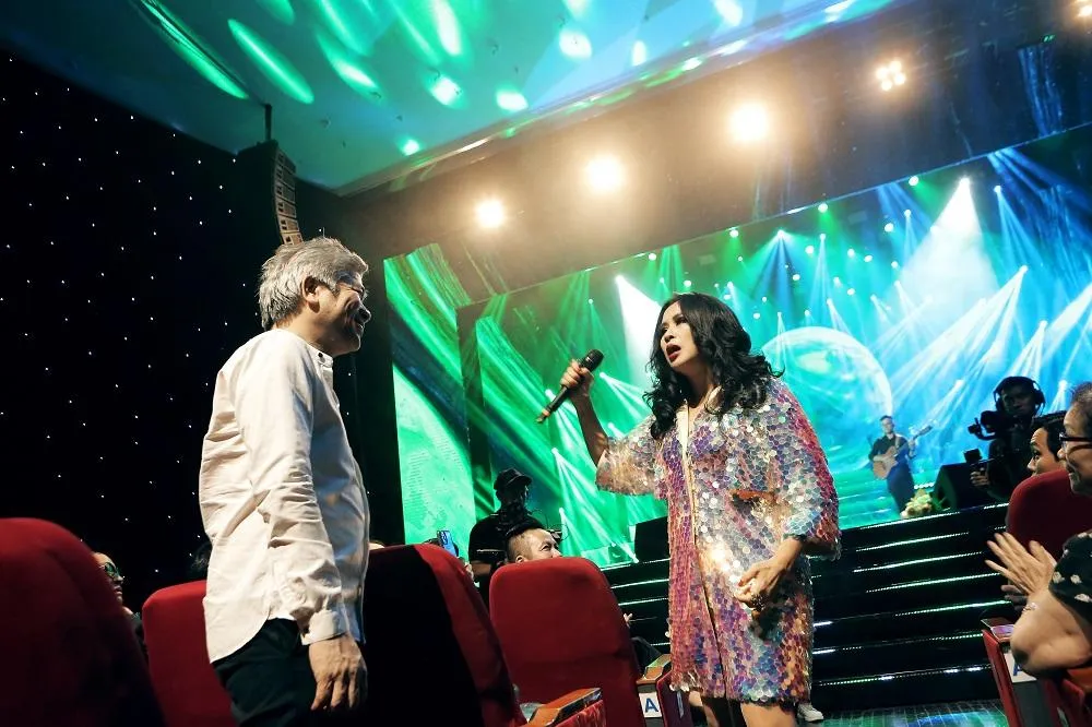 Bác sĩ Tiến Hùng cũng bị Thanh Lam mời đứng dậy. Ảnh: Kim bánh trôi nước Bác sĩ Tiến Hùng cũng bị Thanh Lam mời đứng dậy. Ảnh: Kim bánh trôi nước