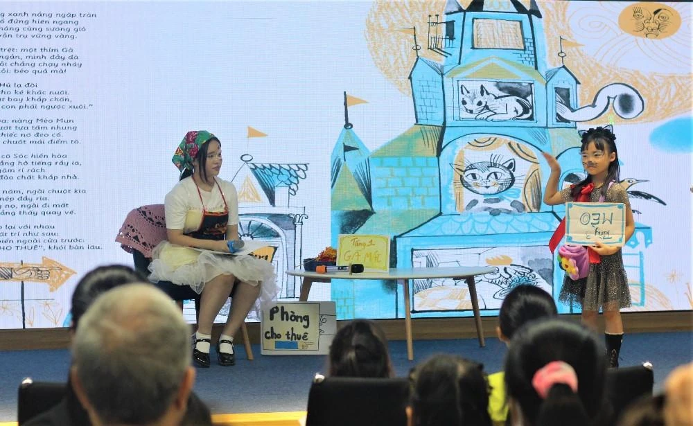 Cuốn sách thiếu nhi Israel 'Phòng cho thuê' dưới dạng kịch nói nhận được sự hưởng ứng của các khán giả nhí. Ảnh: VT