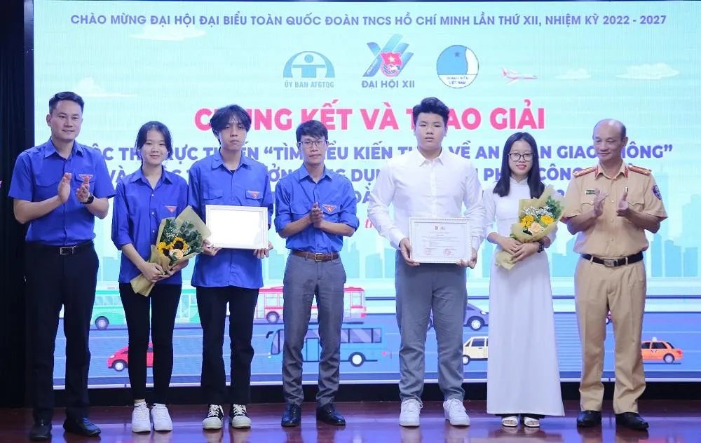 Các cá nhân đạt giải tại cuộc thi. Ảnh: CÔNG THÀNH