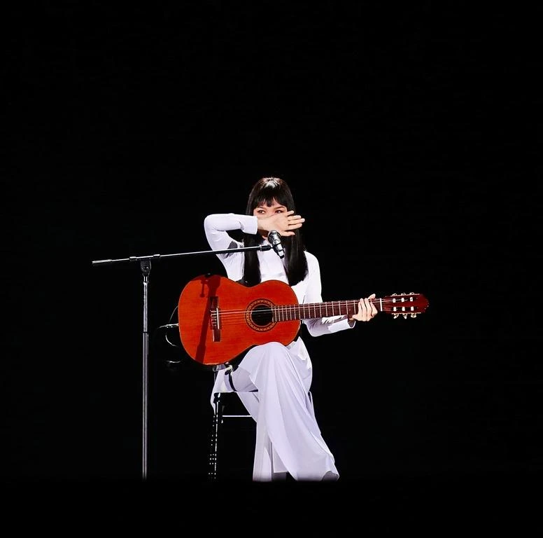 Không ít lần cô bật khóc trước tình cảm của khán giả.