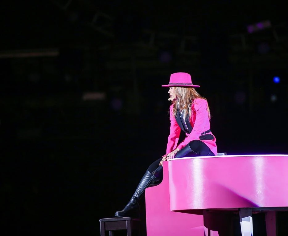 Khối lượng trang phục lớn giúp Mỹ Tâm biến hoá liên tục qua mỗi tiết mục.