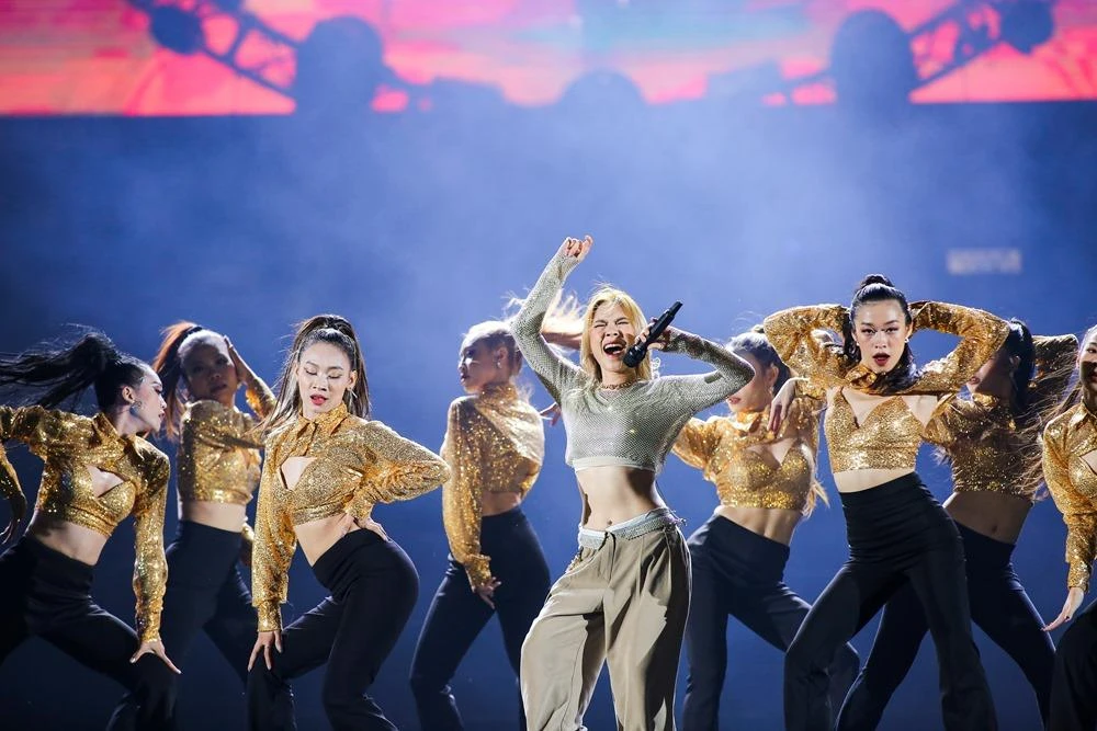 Liveshow của Mỹ Tâm đã diễn ra tại sân vận động Mỹ Đình với sự tham gia của hàng chục ngàn khán giả.