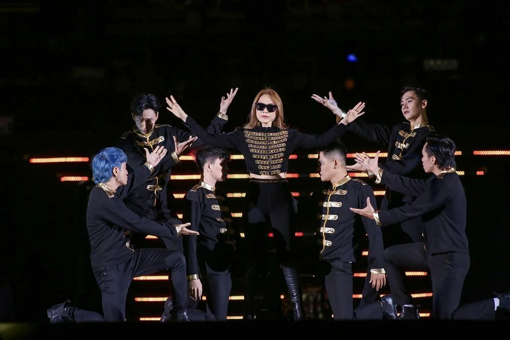 Hơn 20 set trang phục cùng hàng loạt phụ kiện được sử dụng.