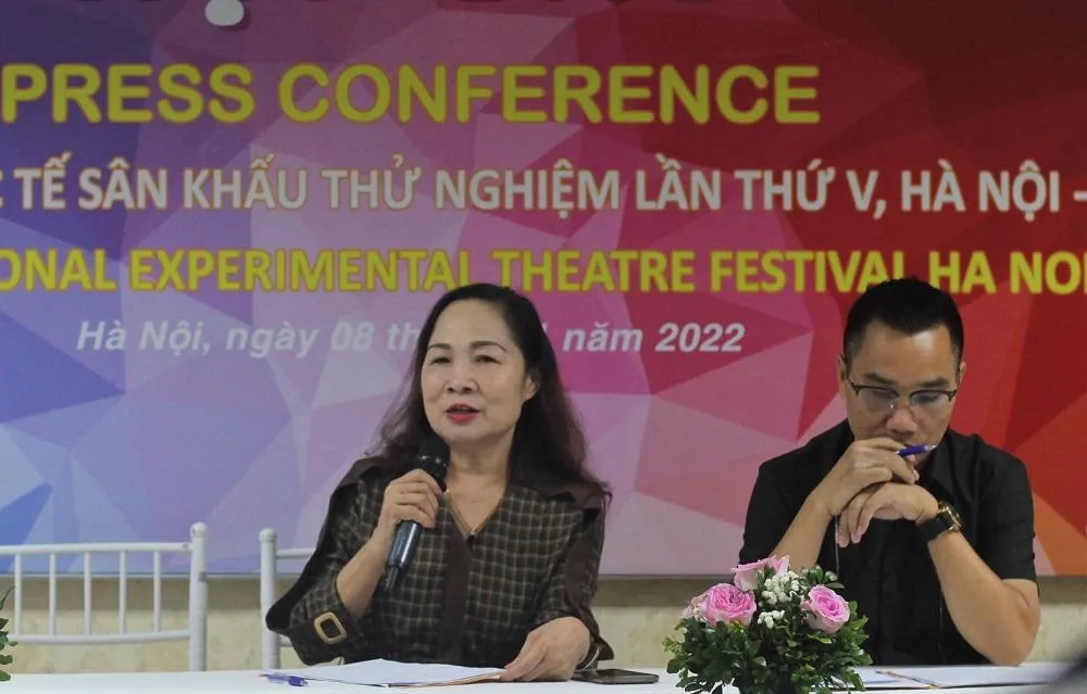 NSND Trịnh Thúy Mùi, Chủ tịch Hội Nghệ sĩ Sân khấu Việt Nam trả lời câu hỏi của báo chí. NSND Trịnh Thúy Mùi, Chủ tịch Hội Nghệ sĩ Sân khấu Việt Nam trả lời câu hỏi của báo chí.