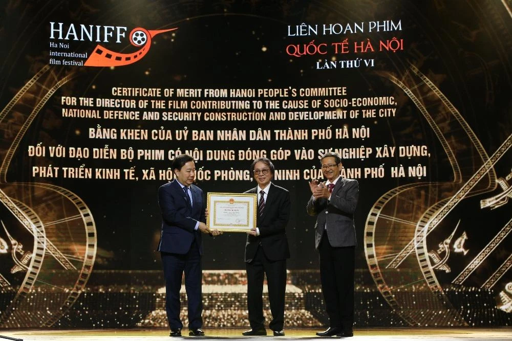 NSND Đặng Nhật Minh được ban tổ chức tặng bằng khen vì có nội dung đóng góp vào sự nghiệp xây dựng và phát triển thành phố. Ảnh: TRẦN HUẤN