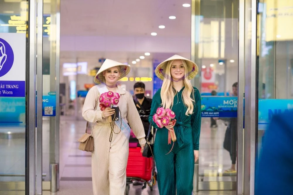 Ngày đầu tiên đến Hà Nội theo lịch trình là thí sinh của các nước: Belgium, Singapore, Thái Lan và Nhật Bản.