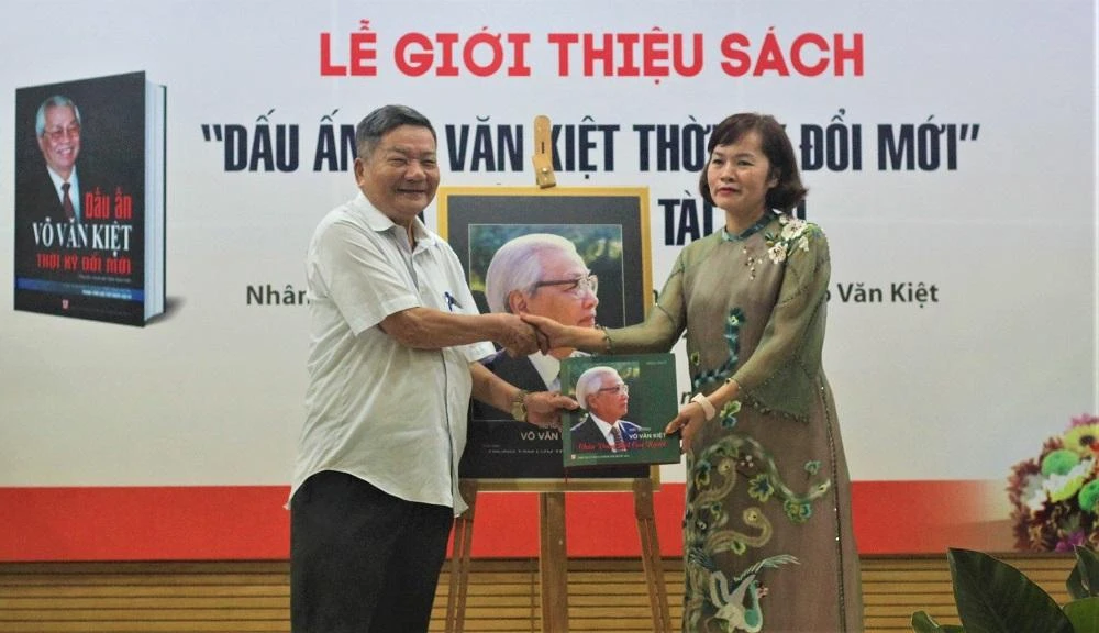 Nghệ sĩ nhiếp ảnh Ngô Minh Đạo trao tặng Trung tâm Lưu trữ Quốc gia III ảnh và sách về Thủ tướng Võ Văn Kiệt.