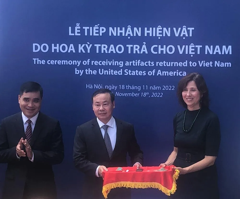 TS. Nguyễn Văn Đoàn, Giám đốc Bảo tàng Lịch sử Quốc gia tiếp nhận các hiện vật. TS. Nguyễn Văn Đoàn, Giám đốc Bảo tàng Lịch sử Quốc gia tiếp nhận các hiện vật.