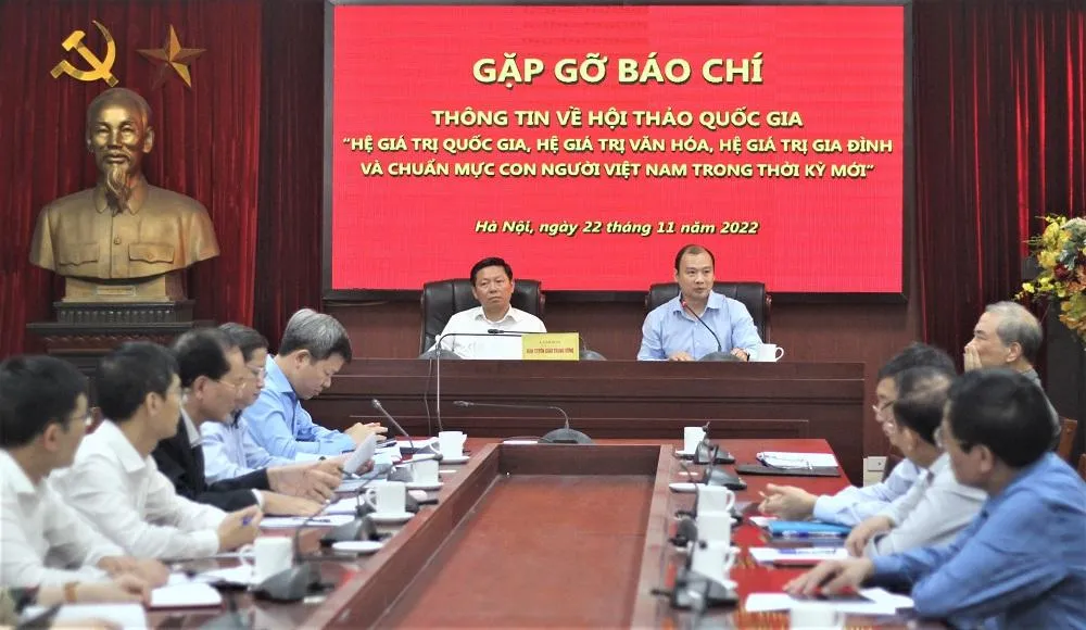 Ông Lê Hải Bình, Phó Trưởng ban Tuyên giáo Trung ương và ông Trần Thanh Lâm, Phó Trưởng ban Tuyên giáo Trung ương thông tin với báo chí về hội thảo ngày 22-11.