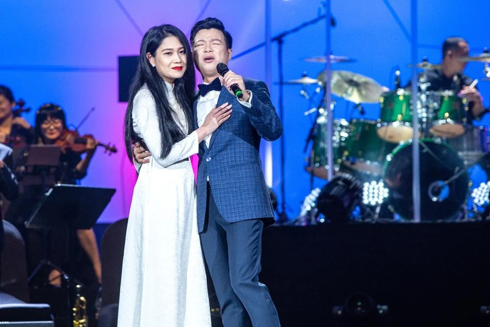 Ca sĩ Vũ Thắng Lợi đưa bà xã lên sân khấu. Ảnh: HẢI BÁ