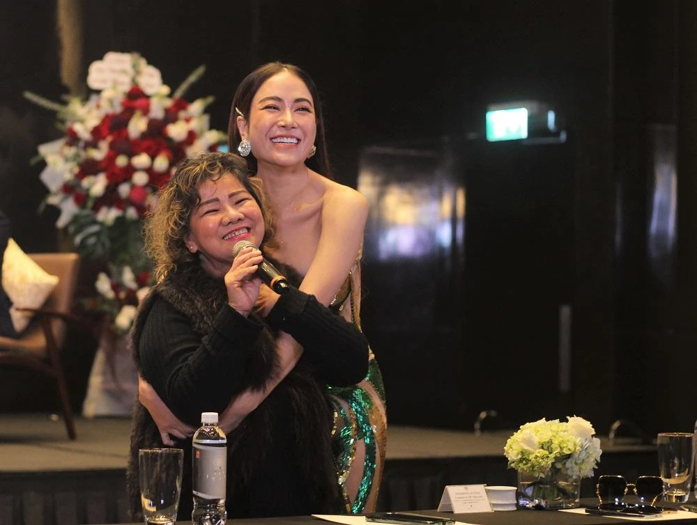 NSND Thanh Hoa và 'Hoa hậu áo dài' Tuyết Nga. Ảnh: VIẾT THỊNH