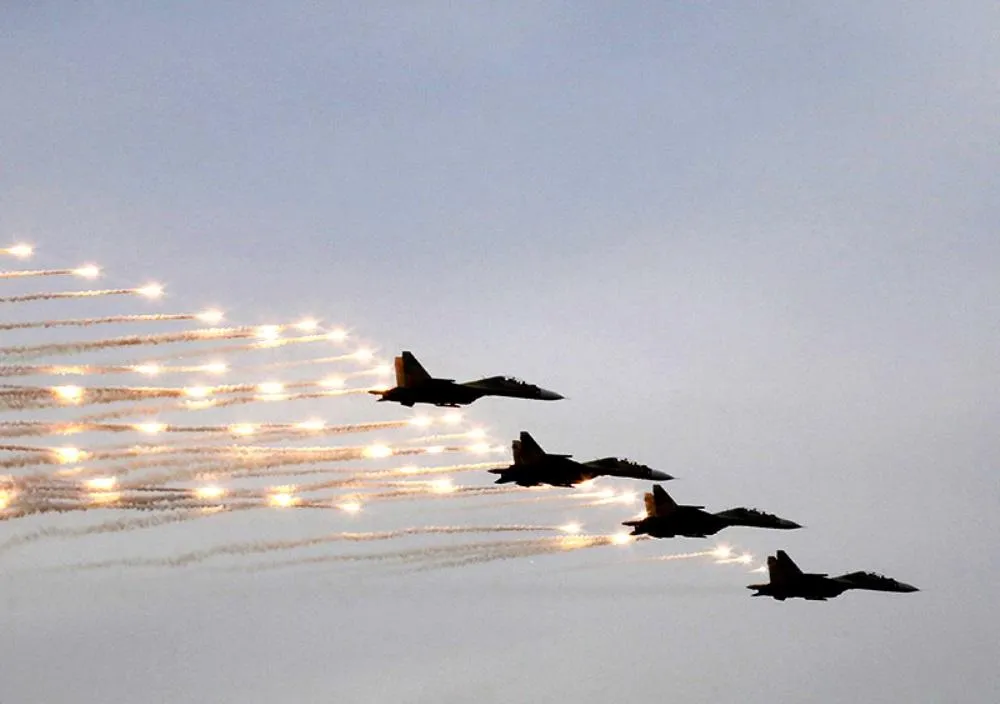 Lực lượng Không quân nhân dân Việt Nam trình diễn bay chào mừng triển lãm tại buổi tổng duyệt. Ảnh: MOD