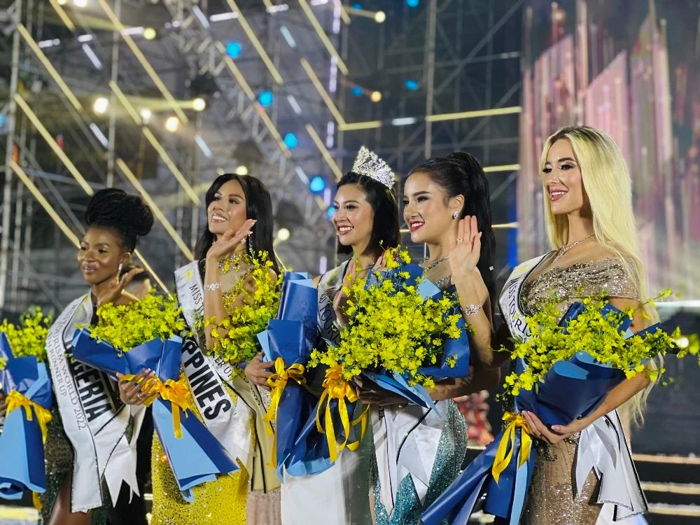 Top 5 thí sinh xuất sắc đã bước vào phần thi ứng xử.